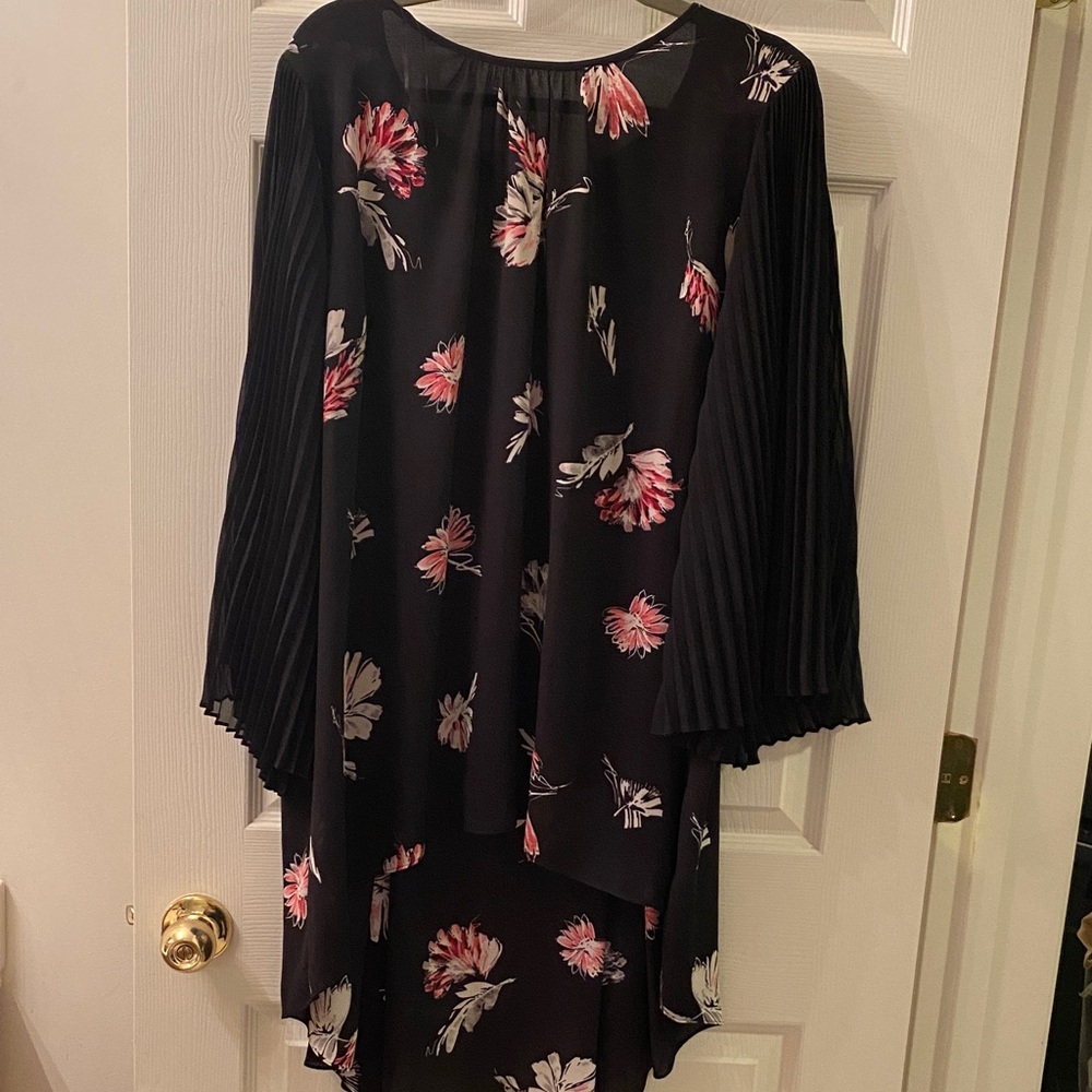 SOLD Vince Camuto 2X Black Tunic Sheer Accordion Sleeves Hi-Low with Pink Floral